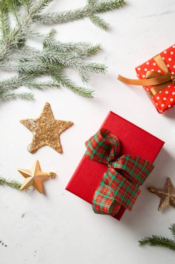 Noel süsleri, hediye kutuları ve yıldız manzarası.