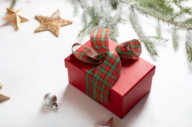 Işık yüzeyinde paketlenmiş noel hediyesi