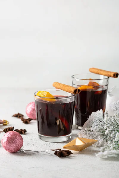 Två Glas Varmt Vin Med Krydda Och Frukt Vinterdrycker — Stockfoto