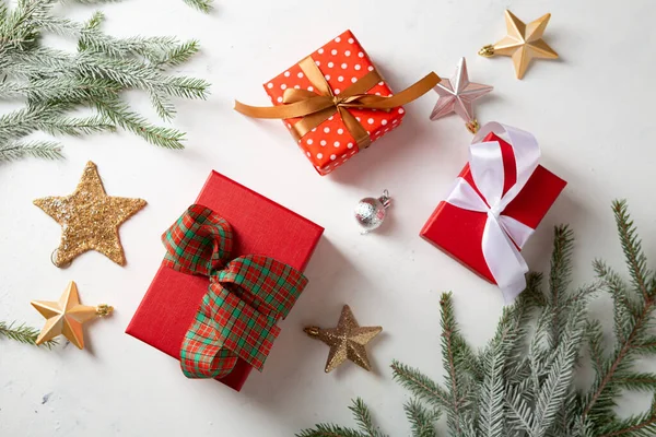 Noel süsleri ve hediye kutuları. 