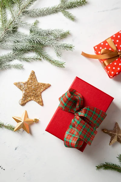 Noel süsleri, hediye kutuları ve yıldız manzarası.