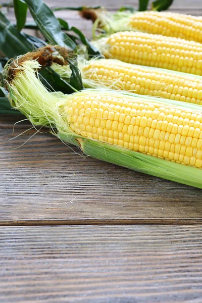 Свежая кукуруза на деревянном фоне — стоковое фото