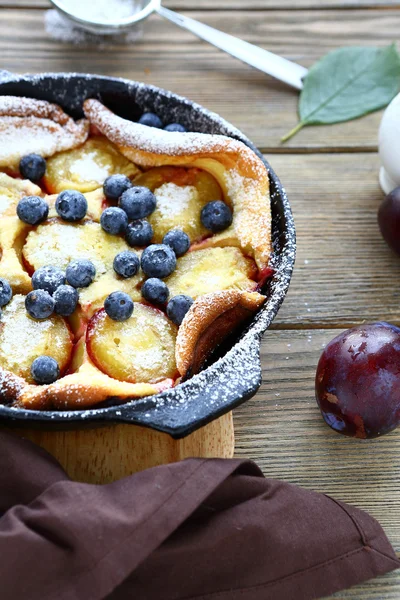 Plum cake in a frying pan — Stock Photo, Image