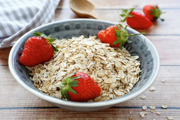 Tigela de cereais e morangos — Fotografia de Stock