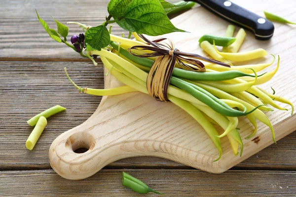 Frische grüne Bohnen mit Seil gebunden — Stockfoto