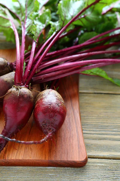 Mazzo di barbabietole fresche su un tagliere — Foto Stock