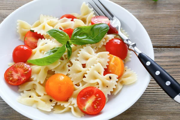 Nutritious pasta with tomato slices — Stock Photo, Image