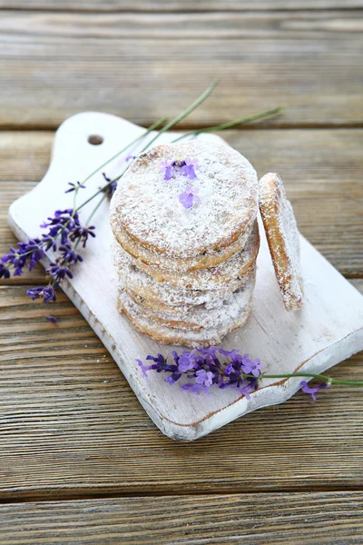 Apilar galletas de shortbread y flores de lavanda — Foto de Stock