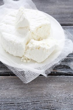 Beyaz tül üzerinde süzme peynir