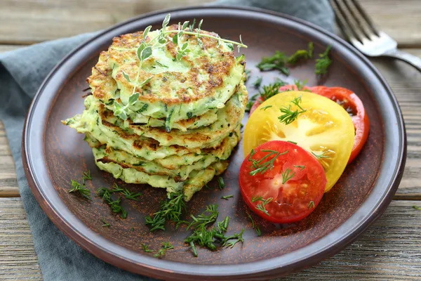 Zucchini fritters med dill — Stockfoto