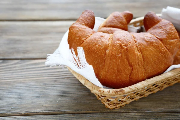 Färsk croissant i brödkorgen — Stockfoto