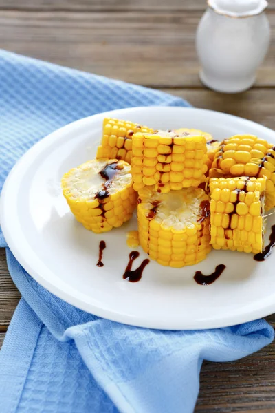 Čerstvě vařené Kukuřičné plátky na talíř — Stock fotografie