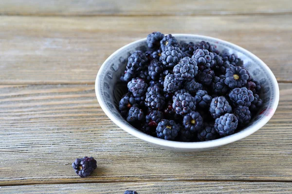 Moras silvestres en un tazón —  Fotos de Stock