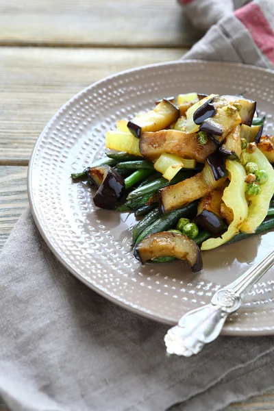 Verduras asadas de verano en el plato — Foto de Stock