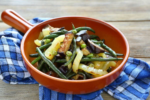 Légumes d'été rôtis dans une casserole — Photo