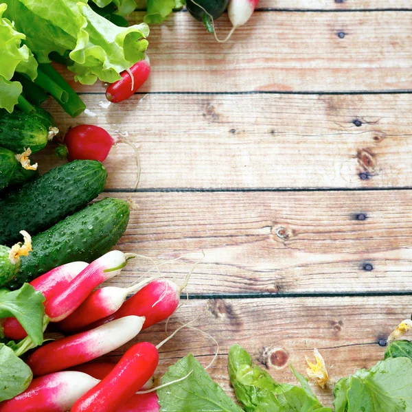 Wooden background and fresh vegetables — Stock Photo, Image