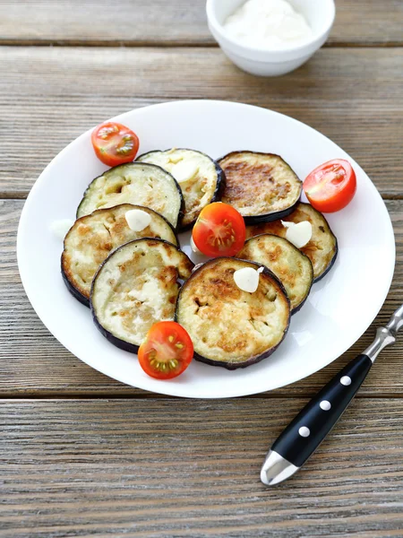 Geroosterde aubergine met knoflook stukken — Stockfoto