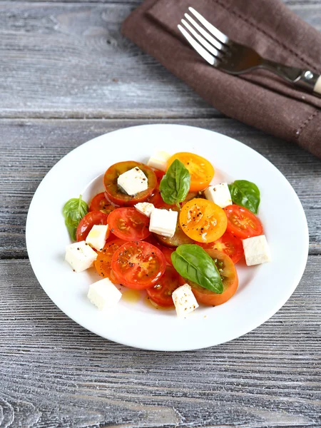 Salade met tomaten en plakjes kaas — Stockfoto