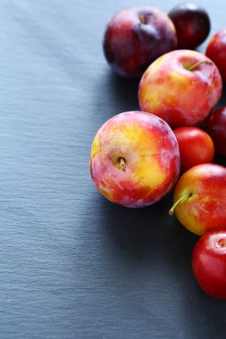 koyu arka plan üzerinde taze Erik