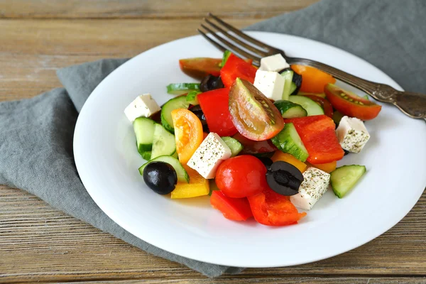 Salade grecque sur une assiette blanche — Photo