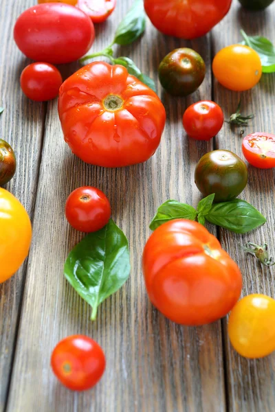 Tomates mûres en vrac sur une table — Photo