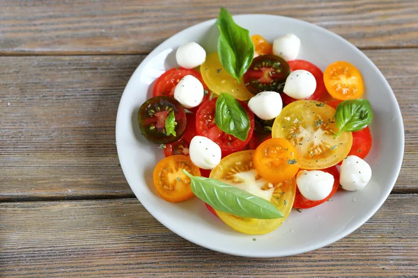 Zralá rajčata s bazalkou a mozzarelou — Stock fotografie