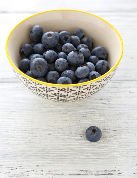 Frische Blaubeeren in Schale auf weißem Hintergrund — Stockfoto