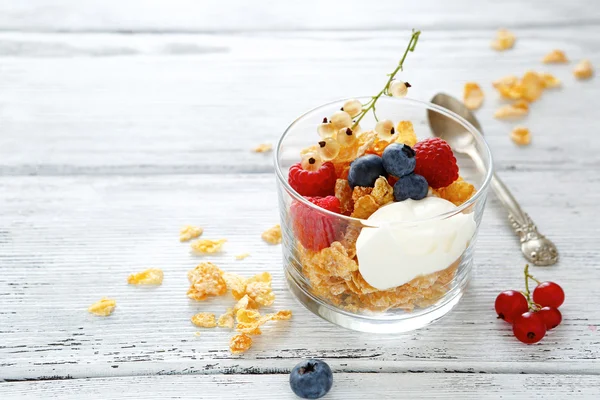 Flakes with yogurt and berries — Stock Photo, Image