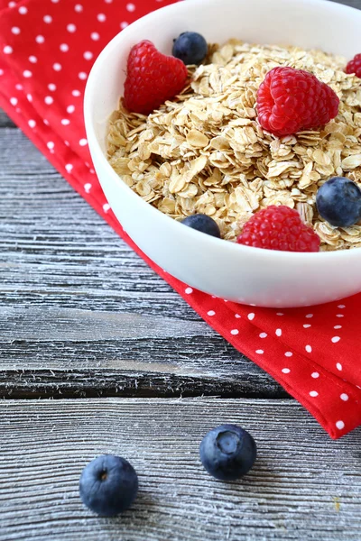 Cereales en un tazón con frutas del bosque — 图库照片