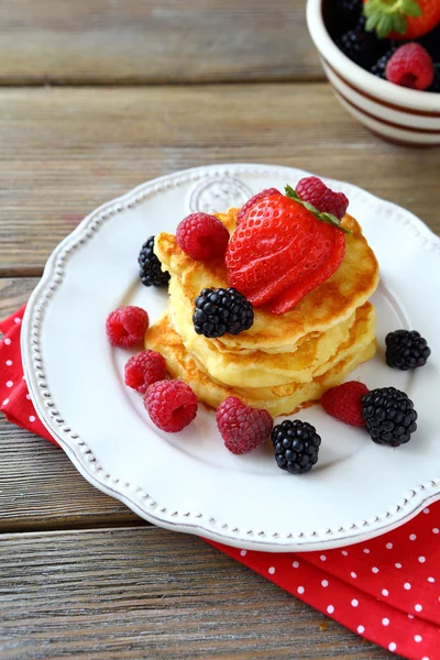 Stack of pancakes with berries — Stock Photo, Image