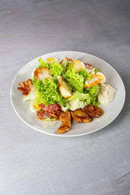 Tavuklu sezar salatası. Salatayı kapat.