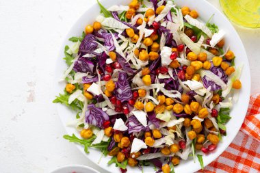 Kış salatası, kırmızı lahana ve kavrulmuş nohut manzaralı.