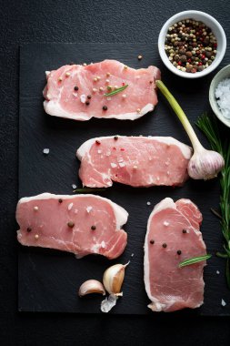 Çiğ et dilimi tahtada ve baharatlı üst görünümde
