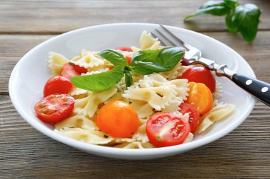 Beyaz bir kapta makarna