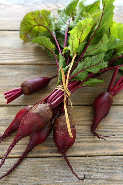 Rote Rüben mit Platten auf den Brettern — Stockfoto