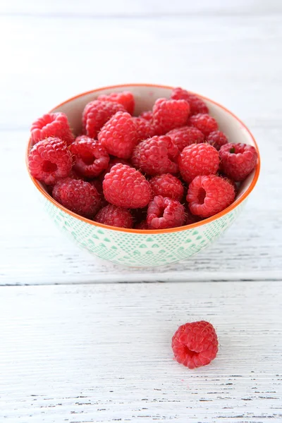 Fresh ripe raspberries in a bowl — Stock Photo, Image