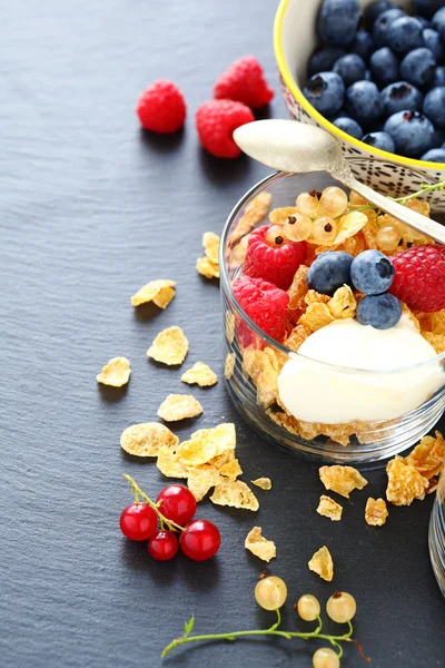 Baies mûres fraîches et granola dans un verre — Photo