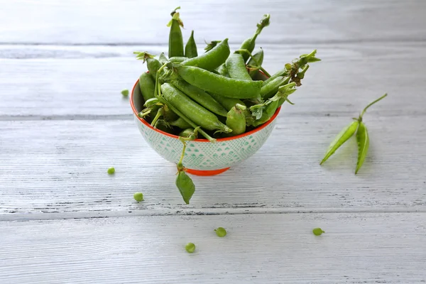 Guisantes verdes orgánicos en tazón — Foto de Stock
