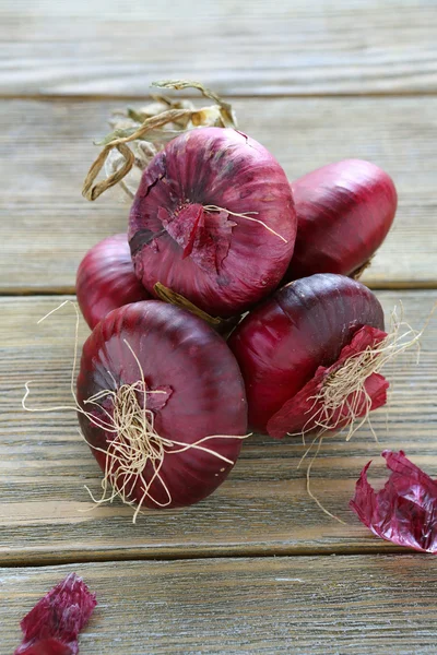 Ripe red onion in a bunch — Stock Photo, Image