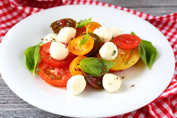 Tomates y bolas de mozzarella - ensalada —  Fotos de Stock