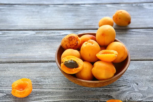 Abricots mûrs dans un bol — Photo