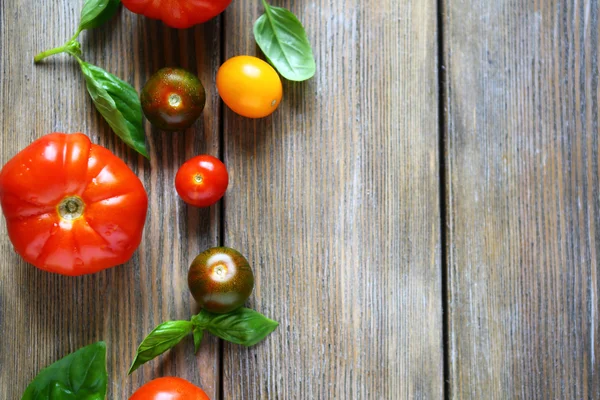 Houten achtergrond met rijpe tomaten — Stockfoto