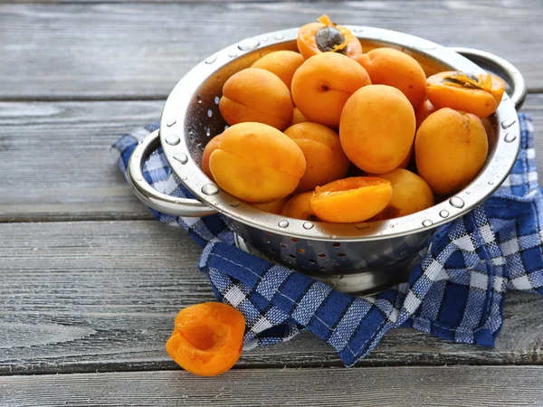 Ripe apricots in a colander — Stock Photo, Image