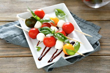 Şişte Caprese salatası