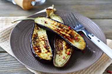 Yarım kızarmış patlıcan.