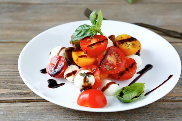 Bir tabakta domates salatası — Stok fotoğraf