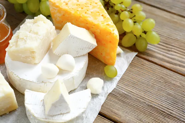 Queijo sortido e uvas com mel — Fotografia de Stock