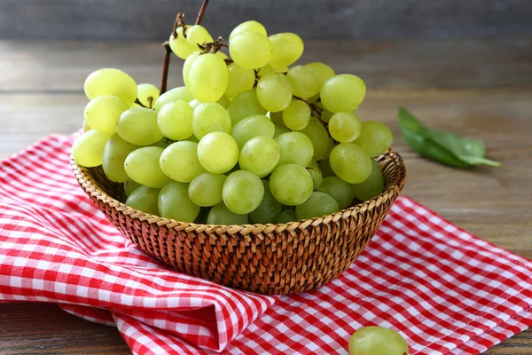 Bunch of ripe grapes in a basket — Stock Photo, Image