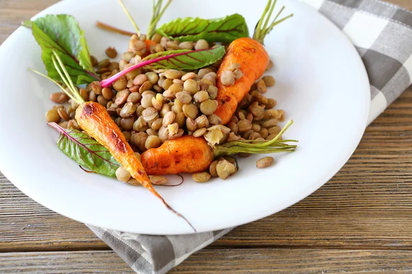 Green lentils and roasted young carrots — Stock Photo, Image