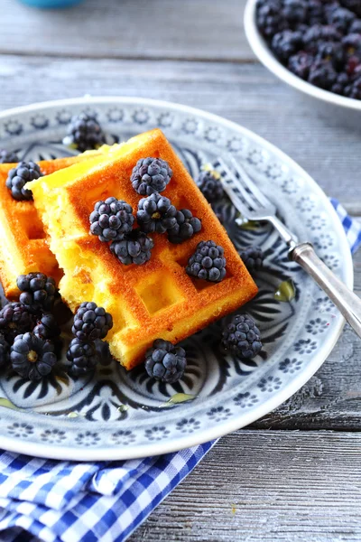 Frische Brombeeren und Waffeln — Stockfoto